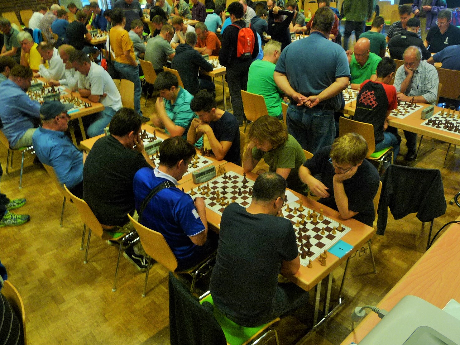 Die "jungen Hüpfer", hier gegen Weißensee 2 spielend, vom Turnierleitertischaus gesehen. (Foto: TG)